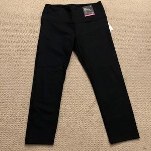 NWT GapFit 7/8 high rise activewear leggings. Black. Size S.